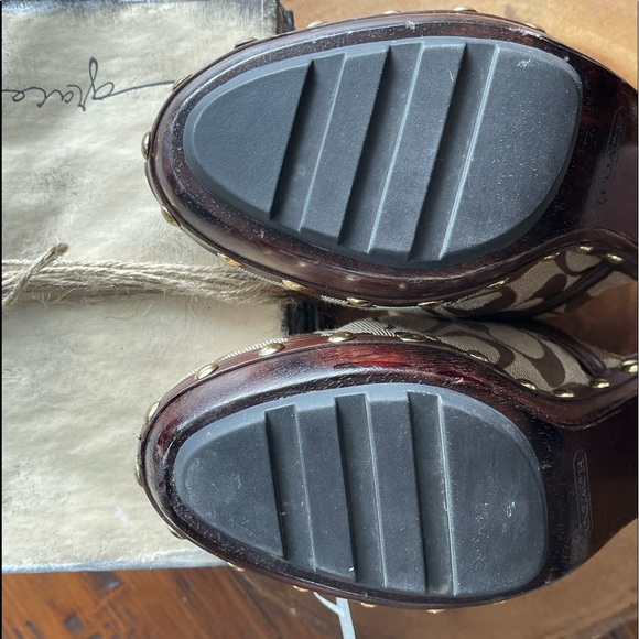 BNWT size 7 Coach clogs with matching Hobo bag! - Picture 3 of 13